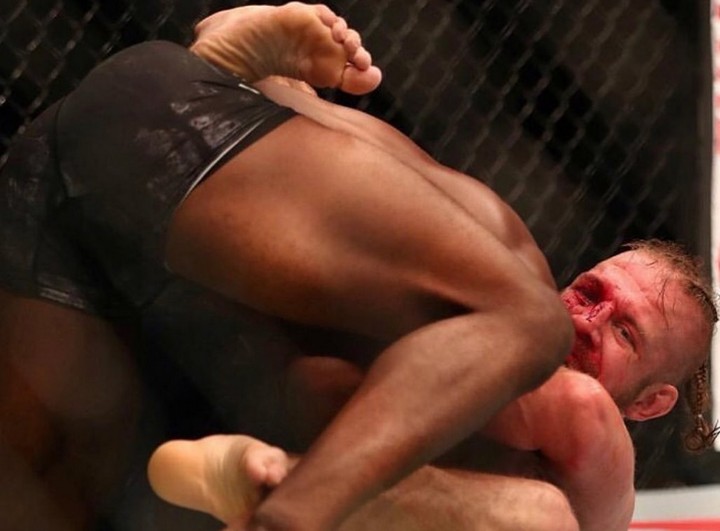 Má poškodený zrak, tvár mu dá dokopy operácia. MMA veterán končí